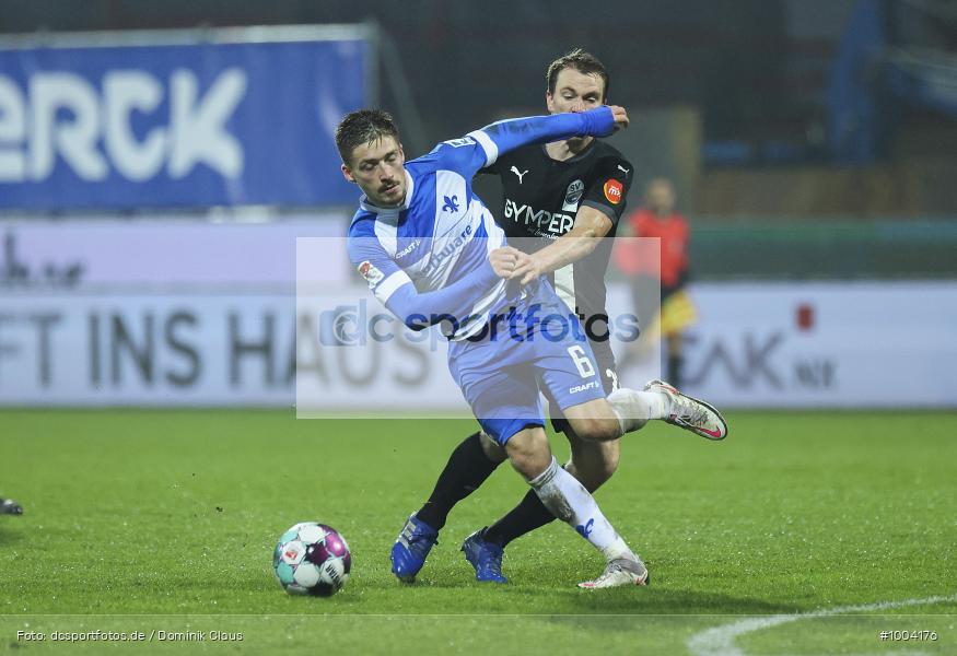 Sportler, Zweikampf, Sports, Sport, Merckstadion am Böllenfalltor, Bundesliga, die Liga, DFL, 2.Bundesliga, Pandemie, Sandhausen, 17.Spieltag, SV Darmstadt 98, Voetball, Sport, Saison 2020/2021, Le Football, Germany, Futbol, Fussball, Fotball, Deutschland, DFB, Calcio, Aktion, Action, Voetball, Sport, Saison 2020/2021, Le Football, Germany, Futbol, Fussball, Fotball, Deutschland, DFB, Calcio, Aktion, Action - Bild-ID: 1004176