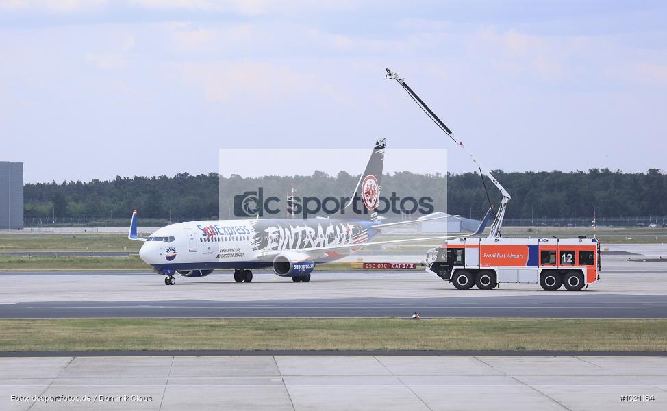 Airport Frankfurt, Sieger, Pokal, Feier, Ankunft, Eintracht Frankfurt, Final, Finale, Europa League, UEFA, Voetball, Sport, Le Football, Germany, Futbol, Fotball, Fussball, Deutschland, DFL, DFB, Calcio, 2021/22, Saison 2021/2021 - Bild-ID: 1021184 Airport Frankfurt, Sieger, Pokal, Feier, Ankunft, Eintracht Frankfurt, Final, Finale, Europa League, UEFA, Voetball, Sport, Le Football, Germany, Futbol, Fotball, Fussball, Deutschland, DFL, DFB, Calcio, 2021/22, Saison 2021/2021 - Bild-ID: 1021184
