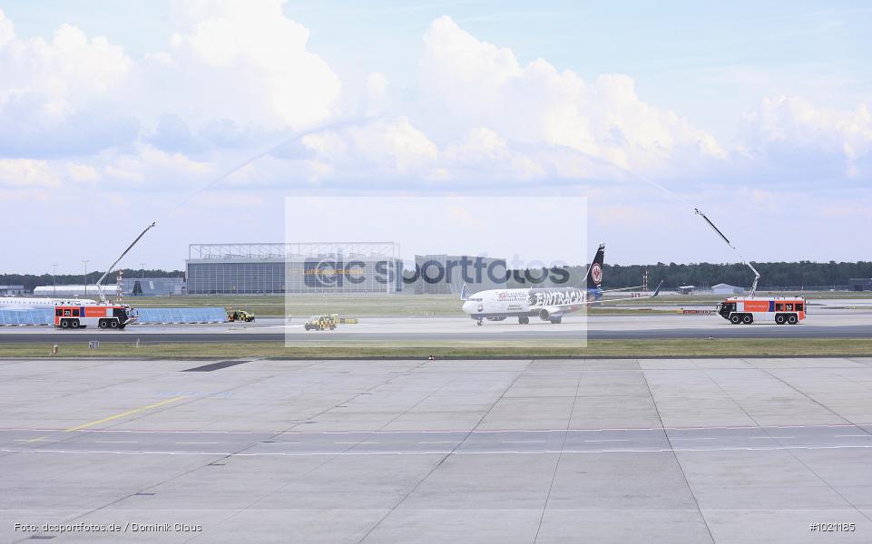 Airport Frankfurt, Sieger, Pokal, Feier, Ankunft, Eintracht Frankfurt, Final, Finale, Europa League, UEFA, Voetball, Sport, Le Football, Germany, Futbol, Fotball, Fussball, Deutschland, DFL, DFB, Calcio, 2021/22, Saison 2021/2021 - Bild-ID: 1021185 Airport Frankfurt, Sieger, Pokal, Feier, Ankunft, Eintracht Frankfurt, Final, Finale, Europa League, UEFA, Voetball, Sport, Le Football, Germany, Futbol, Fotball, Fussball, Deutschland, DFL, DFB, Calcio, 2021/22, Saison 2021/2021 - Bild-ID: 1021185