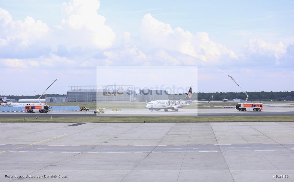 Airport Frankfurt, Sieger, Pokal, Feier, Ankunft, Eintracht Frankfurt, Final, Finale, Europa League, UEFA, Voetball, Sport, Le Football, Germany, Futbol, Fotball, Fussball, Deutschland, DFL, DFB, Calcio, 2021/22, Saison 2021/2021 - Bild-ID: 1021186 Airport Frankfurt, Sieger, Pokal, Feier, Ankunft, Eintracht Frankfurt, Final, Finale, Europa League, UEFA, Voetball, Sport, Le Football, Germany, Futbol, Fotball, Fussball, Deutschland, DFL, DFB, Calcio, 2021/22, Saison 2021/2021 - Bild-ID: 1021186