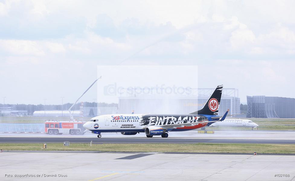Airport Frankfurt, Sieger, Pokal, Feier, Ankunft, Eintracht Frankfurt, Final, Finale, Europa League, UEFA, Voetball, Sport, Le Football, Germany, Futbol, Fotball, Fussball, Deutschland, DFL, DFB, Calcio, 2021/22, Saison 2021/2021 - Bild-ID: 1021188 Airport Frankfurt, Sieger, Pokal, Feier, Ankunft, Eintracht Frankfurt, Final, Finale, Europa League, UEFA, Voetball, Sport, Le Football, Germany, Futbol, Fotball, Fussball, Deutschland, DFL, DFB, Calcio, 2021/22, Saison 2021/2021 - Bild-ID: 1021188