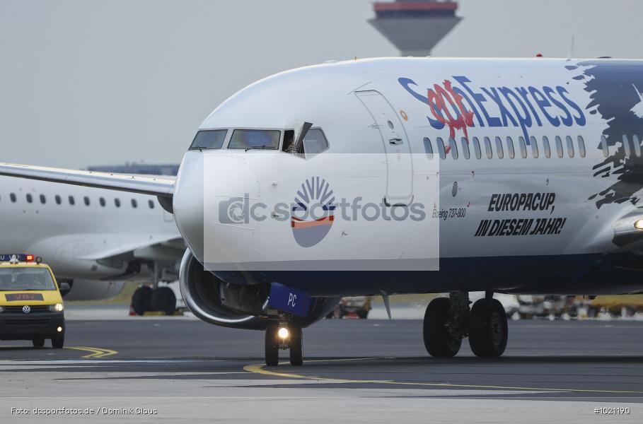 Airport Frankfurt, Sieger, Pokal, Feier, Ankunft, Eintracht Frankfurt, Final, Finale, Europa League, UEFA, Voetball, Sport, Le Football, Germany, Futbol, Fotball, Fussball, Deutschland, DFL, DFB, Calcio, 2021/22, Saison 2021/2021 - Bild-ID: 1021190 Airport Frankfurt, Sieger, Pokal, Feier, Ankunft, Eintracht Frankfurt, Final, Finale, Europa League, UEFA, Voetball, Sport, Le Football, Germany, Futbol, Fotball, Fussball, Deutschland, DFL, DFB, Calcio, 2021/22, Saison 2021/2021 - Bild-ID: 1021190