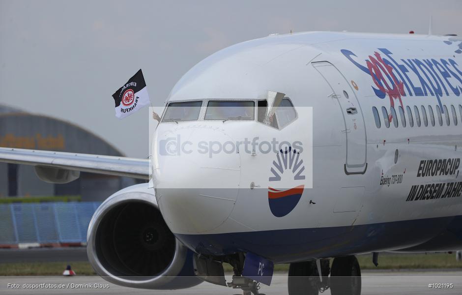 Airport Frankfurt, Sieger, Pokal, Feier, Ankunft, Eintracht Frankfurt, Final, Finale, Europa League, UEFA, Voetball, Sport, Le Football, Germany, Futbol, Fotball, Fussball, Deutschland, DFL, DFB, Calcio, 2021/22, Saison 2021/2021 - Bild-ID: 1021195 Airport Frankfurt, Sieger, Pokal, Feier, Ankunft, Eintracht Frankfurt, Final, Finale, Europa League, UEFA, Voetball, Sport, Le Football, Germany, Futbol, Fotball, Fussball, Deutschland, DFL, DFB, Calcio, 2021/22, Saison 2021/2021 - Bild-ID: 1021195