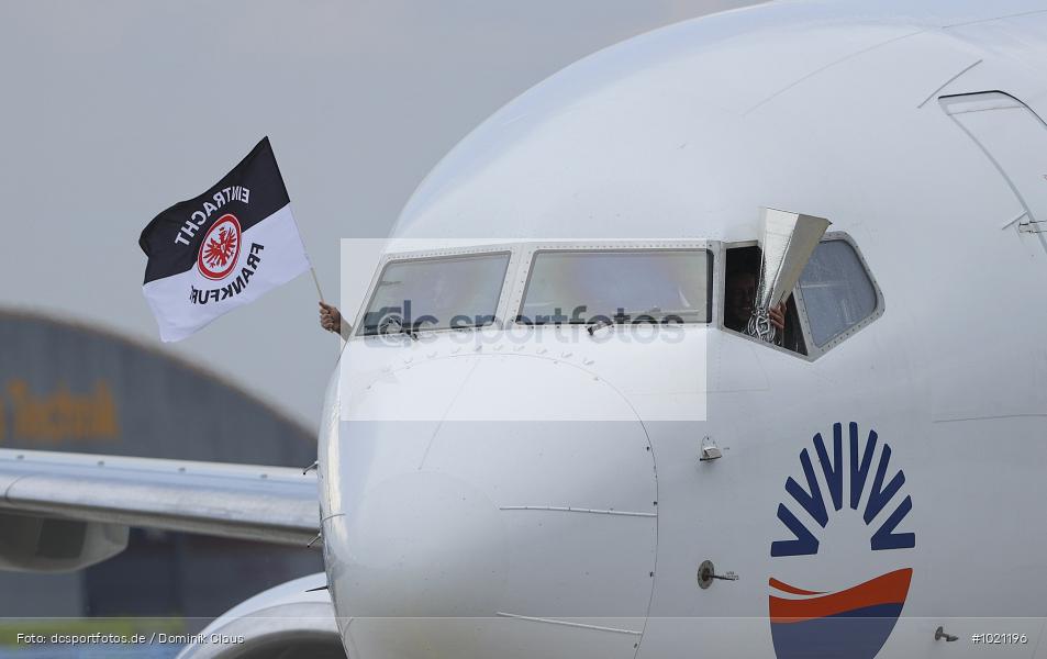 Airport Frankfurt, Sieger, Pokal, Feier, Ankunft, Eintracht Frankfurt, Final, Finale, Europa League, UEFA, Voetball, Sport, Le Football, Germany, Futbol, Fotball, Fussball, Deutschland, DFL, DFB, Calcio, 2021/22, Saison 2021/2021 - Bild-ID: 1021196 Airport Frankfurt, Sieger, Pokal, Feier, Ankunft, Eintracht Frankfurt, Final, Finale, Europa League, UEFA, Voetball, Sport, Le Football, Germany, Futbol, Fotball, Fussball, Deutschland, DFL, DFB, Calcio, 2021/22, Saison 2021/2021 - Bild-ID: 1021196