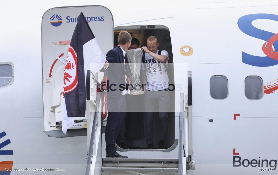 Airport Frankfurt, Sieger, Pokal, Feier, Ankunft, Eintracht Frankfurt, Final, Finale, Europa League, UEFA, Voetball, Sport, Le Football, Germany, Futbol, Fotball, Fussball, Deutschland, DFL, DFB, Calcio, 2021/22, Saison 2021/2021 - Bild-ID: 1021199 Airport Frankfurt, Sieger, Pokal, Feier, Ankunft, Eintracht Frankfurt, Final, Finale, Europa League, UEFA, Voetball, Sport, Le Football, Germany, Futbol, Fotball, Fussball, Deutschland, DFL, DFB, Calcio, 2021/22, Saison 2021/2021 - Bild-ID: 1021199