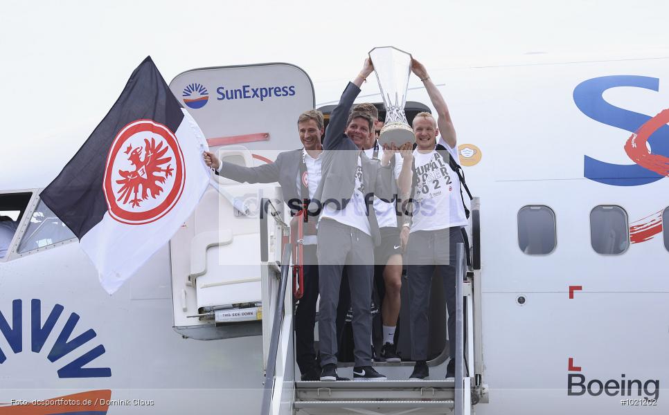 Airport Frankfurt, Sieger, Pokal, Feier, Ankunft, Eintracht Frankfurt, Final, Finale, Europa League, UEFA, Voetball, Sport, Le Football, Germany, Futbol, Fotball, Fussball, Deutschland, DFL, DFB, Calcio, 2021/22, Saison 2021/2021 - Bild-ID: 1021202