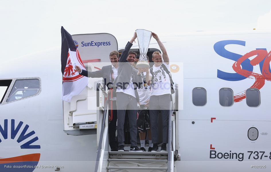 Airport Frankfurt, Sieger, Pokal, Feier, Ankunft, Eintracht Frankfurt, Final, Finale, Europa League, UEFA, Voetball, Sport, Le Football, Germany, Futbol, Fotball, Fussball, Deutschland, DFL, DFB, Calcio, 2021/22, Saison 2021/2021 - Bild-ID: 1021205 Airport Frankfurt, Sieger, Pokal, Feier, Ankunft, Eintracht Frankfurt, Final, Finale, Europa League, UEFA, Voetball, Sport, Le Football, Germany, Futbol, Fotball, Fussball, Deutschland, DFL, DFB, Calcio, 2021/22, Saison 2021/2021 - Bild-ID: 1021205