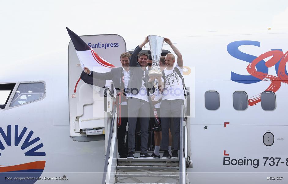 Airport Frankfurt, Sieger, Pokal, Feier, Ankunft, Eintracht Frankfurt, Final, Finale, Europa League, UEFA, Voetball, Sport, Le Football, Germany, Futbol, Fotball, Fussball, Deutschland, DFL, DFB, Calcio, 2021/22, Saison 2021/2021 - Bild-ID: 1021207 Airport Frankfurt, Sieger, Pokal, Feier, Ankunft, Eintracht Frankfurt, Final, Finale, Europa League, UEFA, Voetball, Sport, Le Football, Germany, Futbol, Fotball, Fussball, Deutschland, DFL, DFB, Calcio, 2021/22, Saison 2021/2021 - Bild-ID: 1021207