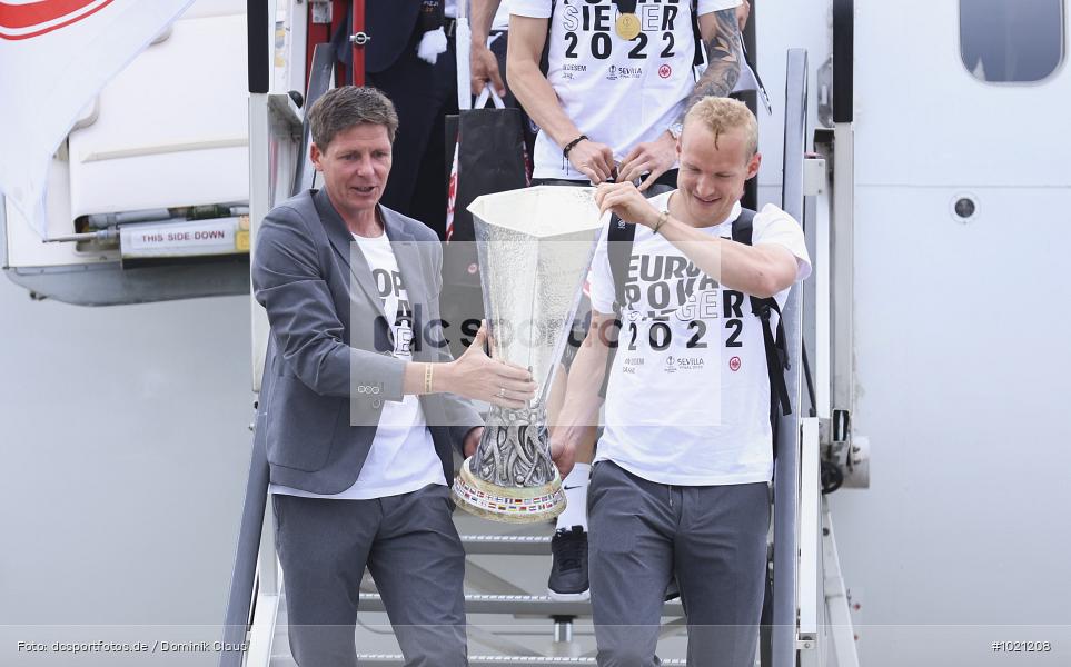 Airport Frankfurt, Sieger, Pokal, Feier, Ankunft, Eintracht Frankfurt, Final, Finale, Europa League, UEFA, Voetball, Sport, Le Football, Germany, Futbol, Fotball, Fussball, Deutschland, DFL, DFB, Calcio, 2021/22, Saison 2021/2021 - Bild-ID: 1021208 Airport Frankfurt, Sieger, Pokal, Feier, Ankunft, Eintracht Frankfurt, Final, Finale, Europa League, UEFA, Voetball, Sport, Le Football, Germany, Futbol, Fotball, Fussball, Deutschland, DFL, DFB, Calcio, 2021/22, Saison 2021/2021 - Bild-ID: 1021208