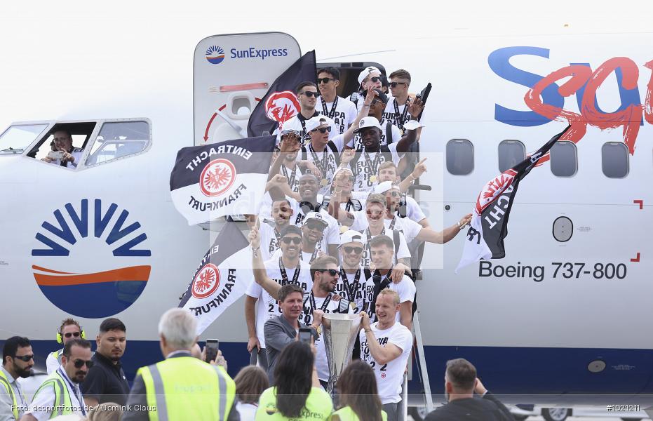 Airport Frankfurt, Sieger, Pokal, Feier, Ankunft, Eintracht Frankfurt, Final, Finale, Europa League, UEFA, Voetball, Sport, Le Football, Germany, Futbol, Fotball, Fussball, Deutschland, DFL, DFB, Calcio, 2021/22, Saison 2021/2021 - Bild-ID: 1021211 Airport Frankfurt, Sieger, Pokal, Feier, Ankunft, Eintracht Frankfurt, Final, Finale, Europa League, UEFA, Voetball, Sport, Le Football, Germany, Futbol, Fotball, Fussball, Deutschland, DFL, DFB, Calcio, 2021/22, Saison 2021/2021 - Bild-ID: 1021211