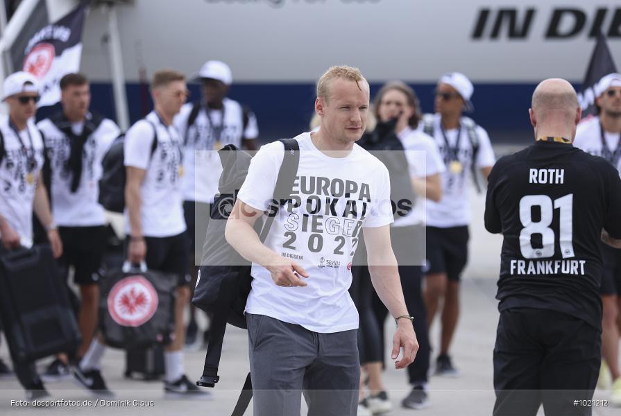 Airport Frankfurt, Sieger, Pokal, Feier, Ankunft, Eintracht Frankfurt, Final, Finale, Europa League, UEFA, Voetball, Sport, Le Football, Germany, Futbol, Fotball, Fussball, Deutschland, DFL, DFB, Calcio, 2021/22, Saison 2021/2021 - Bild-ID: 1021212 Airport Frankfurt, Sieger, Pokal, Feier, Ankunft, Eintracht Frankfurt, Final, Finale, Europa League, UEFA, Voetball, Sport, Le Football, Germany, Futbol, Fotball, Fussball, Deutschland, DFL, DFB, Calcio, 2021/22, Saison 2021/2021 - Bild-ID: 1021212