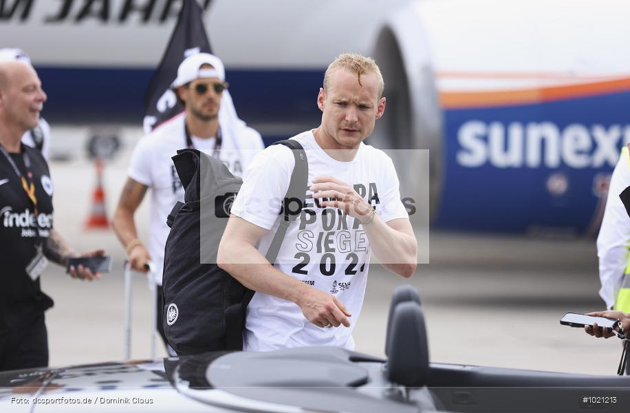 Airport Frankfurt, Sieger, Pokal, Feier, Ankunft, Eintracht Frankfurt, Final, Finale, Europa League, UEFA, Voetball, Sport, Le Football, Germany, Futbol, Fotball, Fussball, Deutschland, DFL, DFB, Calcio, 2021/22, Saison 2021/2021 - Bild-ID: 1021213