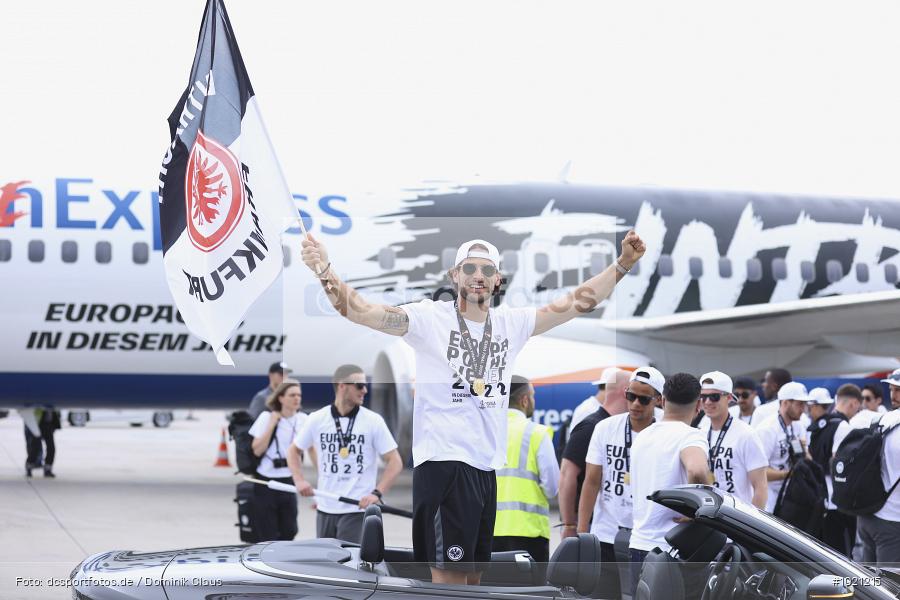 Airport Frankfurt, Sieger, Pokal, Feier, Ankunft, Eintracht Frankfurt, Final, Finale, Europa League, UEFA, Voetball, Sport, Le Football, Germany, Futbol, Fotball, Fussball, Deutschland, DFL, DFB, Calcio, 2021/22, Saison 2021/2021 - Bild-ID: 1021215 Airport Frankfurt, Sieger, Pokal, Feier, Ankunft, Eintracht Frankfurt, Final, Finale, Europa League, UEFA, Voetball, Sport, Le Football, Germany, Futbol, Fotball, Fussball, Deutschland, DFL, DFB, Calcio, 2021/22, Saison 2021/2021 - Bild-ID: 1021215