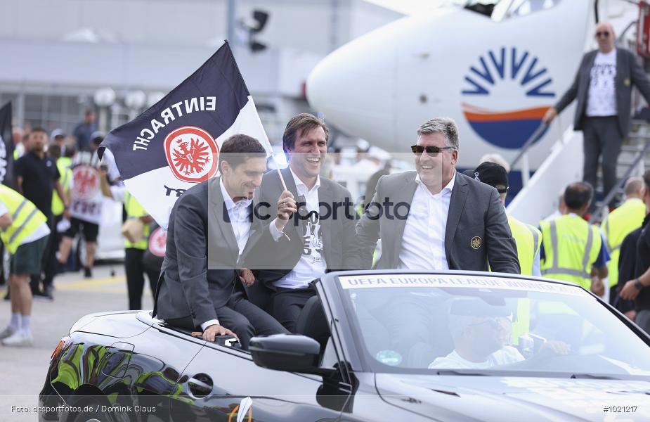 Airport Frankfurt, Sieger, Pokal, Feier, Ankunft, Eintracht Frankfurt, Final, Finale, Europa League, UEFA, Voetball, Sport, Le Football, Germany, Futbol, Fotball, Fussball, Deutschland, DFL, DFB, Calcio, 2021/22, Saison 2021/2021 - Bild-ID: 1021217 Airport Frankfurt, Sieger, Pokal, Feier, Ankunft, Eintracht Frankfurt, Final, Finale, Europa League, UEFA, Voetball, Sport, Le Football, Germany, Futbol, Fotball, Fussball, Deutschland, DFL, DFB, Calcio, 2021/22, Saison 2021/2021 - Bild-ID: 1021217