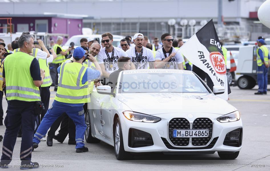 Airport Frankfurt, Sieger, Pokal, Feier, Ankunft, Eintracht Frankfurt, Final, Finale, Europa League, UEFA, Voetball, Sport, Le Football, Germany, Futbol, Fotball, Fussball, Deutschland, DFL, DFB, Calcio, 2021/22, Saison 2021/2021 - Bild-ID: 1021218 Airport Frankfurt, Sieger, Pokal, Feier, Ankunft, Eintracht Frankfurt, Final, Finale, Europa League, UEFA, Voetball, Sport, Le Football, Germany, Futbol, Fotball, Fussball, Deutschland, DFL, DFB, Calcio, 2021/22, Saison 2021/2021 - Bild-ID: 1021218