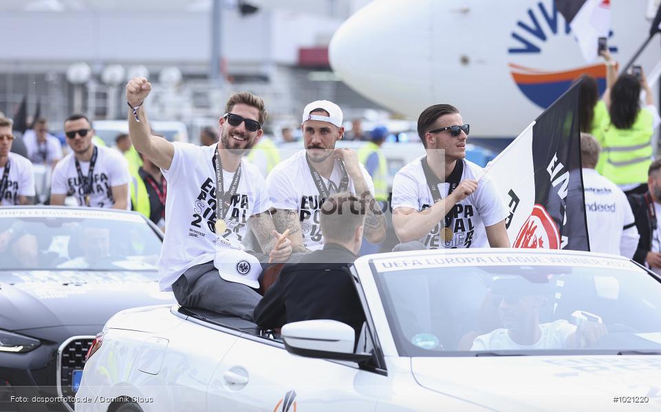 Airport Frankfurt, Sieger, Pokal, Feier, Ankunft, Eintracht Frankfurt, Final, Finale, Europa League, UEFA, Voetball, Sport, Le Football, Germany, Futbol, Fotball, Fussball, Deutschland, DFL, DFB, Calcio, 2021/22, Saison 2021/2021 - Bild-ID: 1021220 Airport Frankfurt, Sieger, Pokal, Feier, Ankunft, Eintracht Frankfurt, Final, Finale, Europa League, UEFA, Voetball, Sport, Le Football, Germany, Futbol, Fotball, Fussball, Deutschland, DFL, DFB, Calcio, 2021/22, Saison 2021/2021 - Bild-ID: 1021220