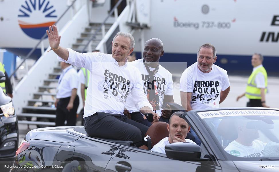Airport Frankfurt, Sieger, Pokal, Feier, Ankunft, Eintracht Frankfurt, Final, Finale, Europa League, UEFA, Voetball, Sport, Le Football, Germany, Futbol, Fotball, Fussball, Deutschland, DFL, DFB, Calcio, 2021/22, Saison 2021/2021 - Bild-ID: 1021222 Airport Frankfurt, Sieger, Pokal, Feier, Ankunft, Eintracht Frankfurt, Final, Finale, Europa League, UEFA, Voetball, Sport, Le Football, Germany, Futbol, Fotball, Fussball, Deutschland, DFL, DFB, Calcio, 2021/22, Saison 2021/2021 - Bild-ID: 1021222