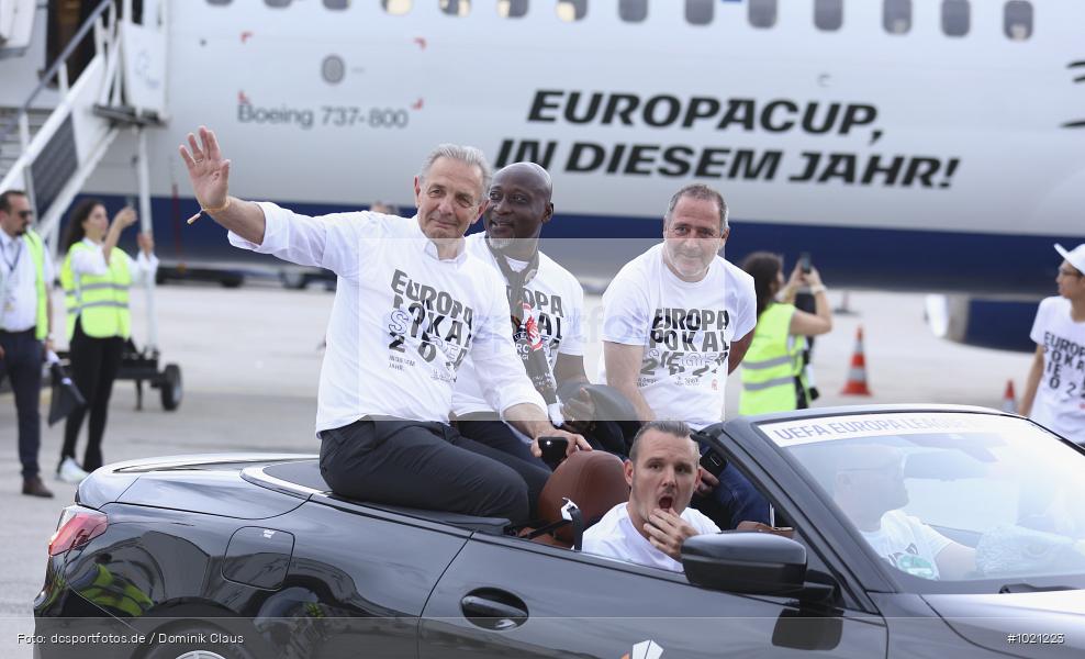 Airport Frankfurt, Sieger, Pokal, Feier, Ankunft, Eintracht Frankfurt, Final, Finale, Europa League, UEFA, Voetball, Sport, Le Football, Germany, Futbol, Fotball, Fussball, Deutschland, DFL, DFB, Calcio, 2021/22, Saison 2021/2021 - Bild-ID: 1021223 Airport Frankfurt, Sieger, Pokal, Feier, Ankunft, Eintracht Frankfurt, Final, Finale, Europa League, UEFA, Voetball, Sport, Le Football, Germany, Futbol, Fotball, Fussball, Deutschland, DFL, DFB, Calcio, 2021/22, Saison 2021/2021 - Bild-ID: 1021223